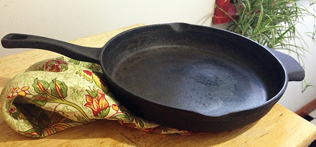 http://theglorifiedtomato.com/wp-content/uploads/2013/10/cast-iron-pot.jpg